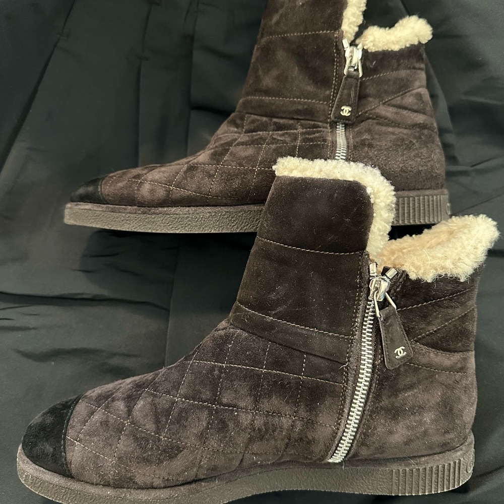 CHANEL SHEARLING SUEDE ANKLE BOOTS - Picture 5 of 7